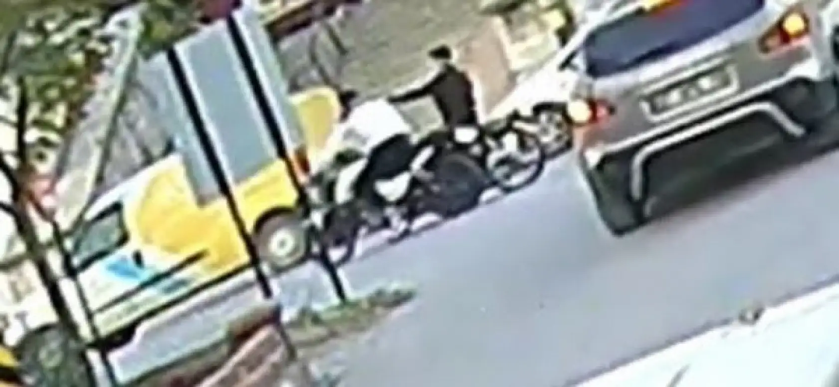 Akıl almaz kaza: Sinyali koluyla verince motosikletliyi yere düşürdü