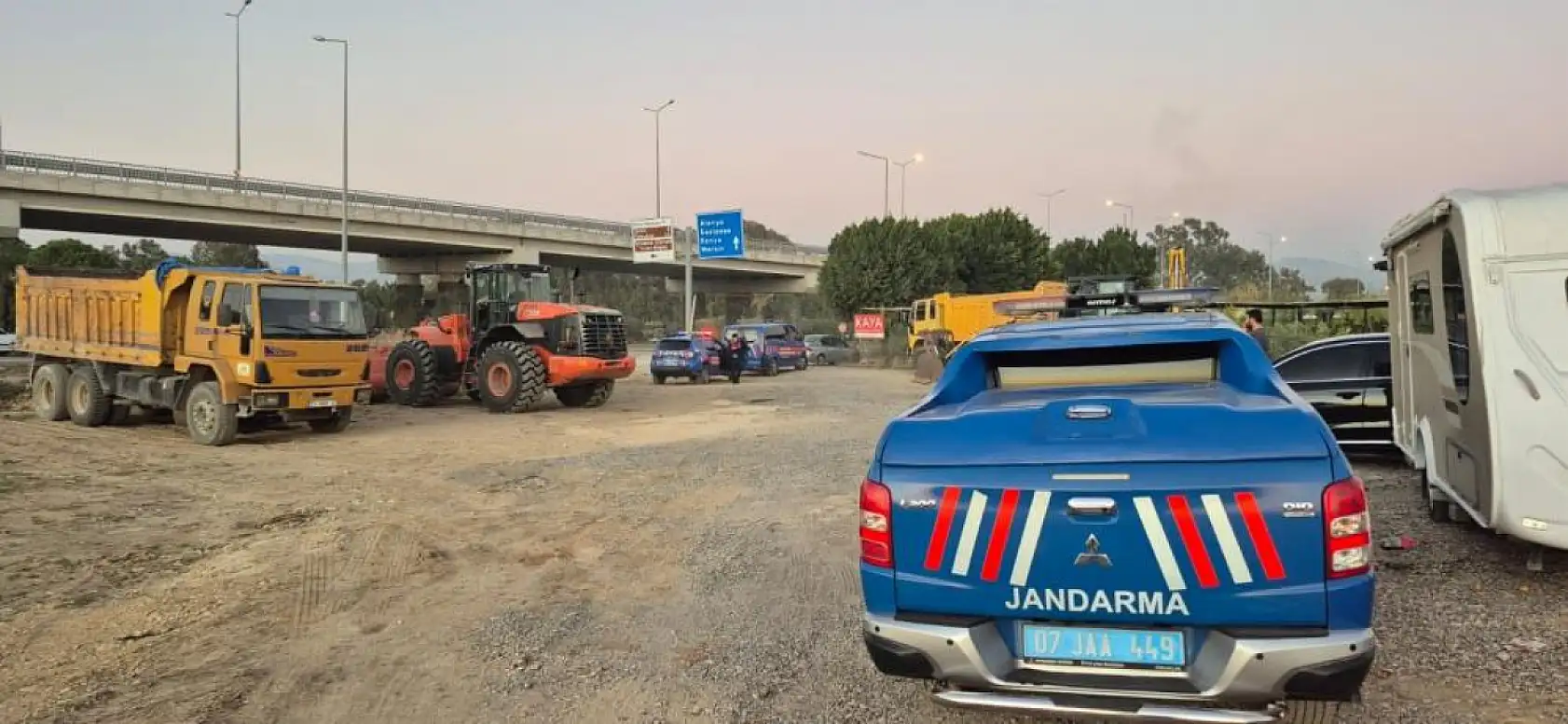 Kum hırsızlarına gece baskını: 1 tutuklama, 8 araca el konuldu