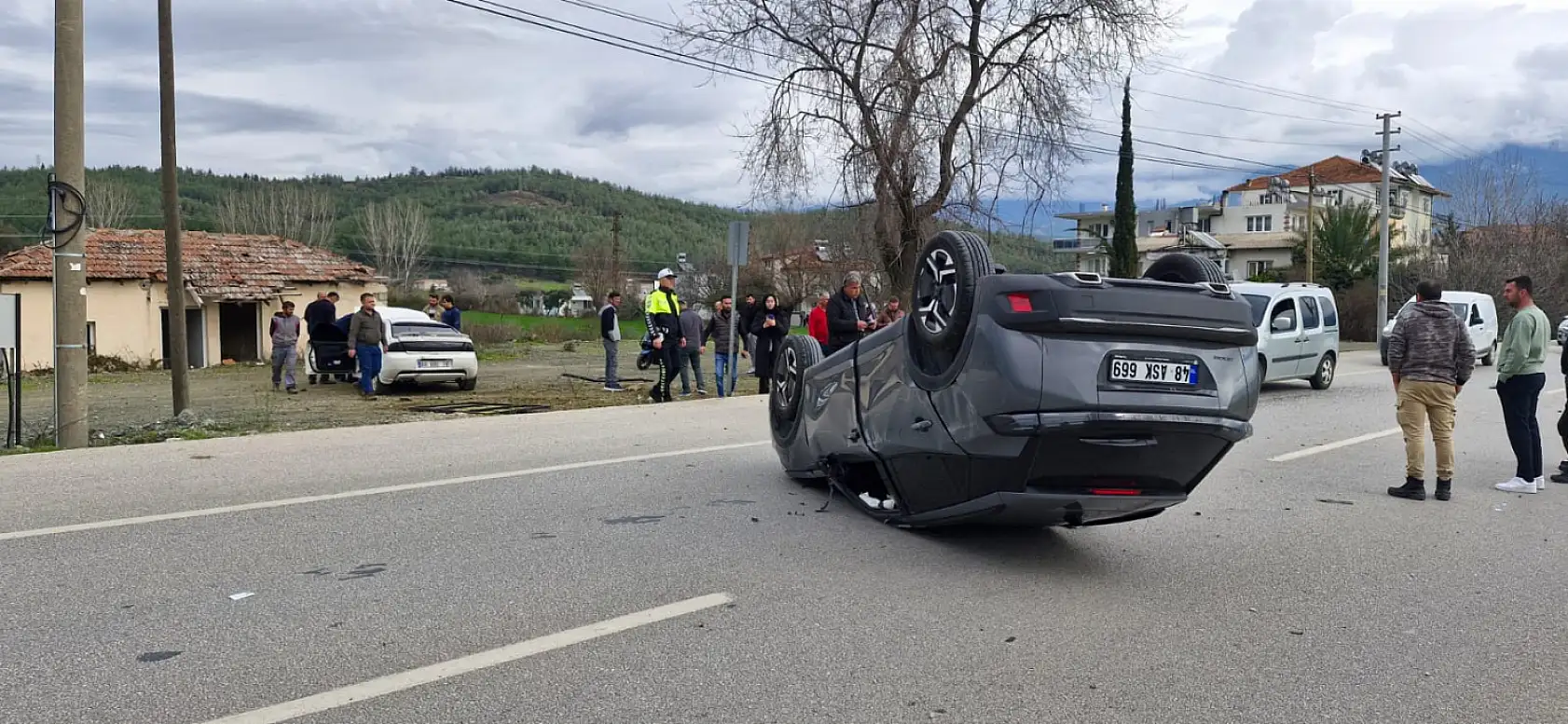 Seydikemer Zorlar Mahallesi'nde Kaza: İki Araç Bariyerlere Çarparak Takla Attı