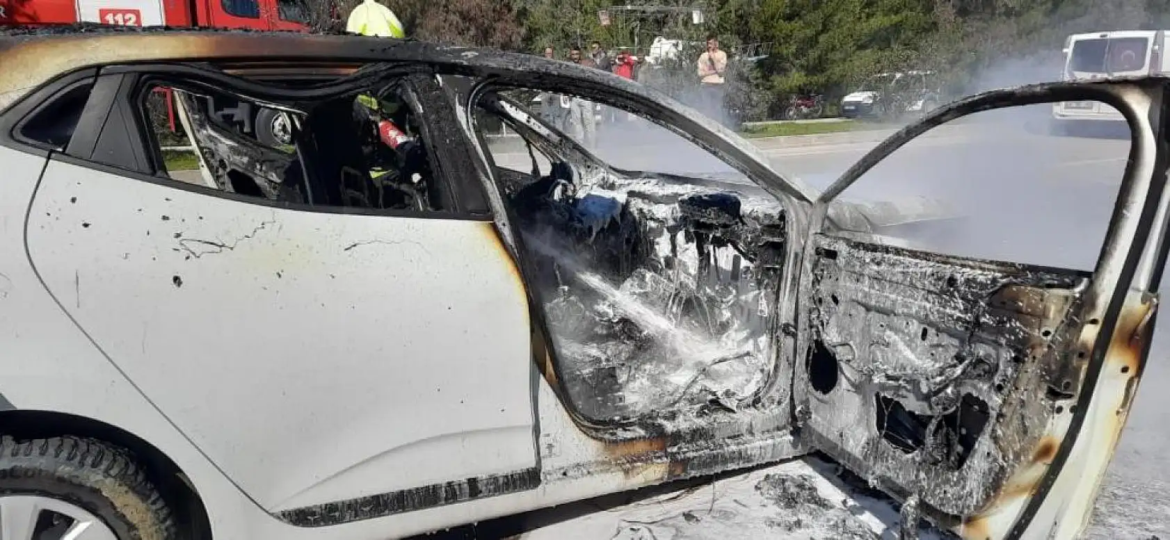 Seydikemer'de araç alev alev yandı!