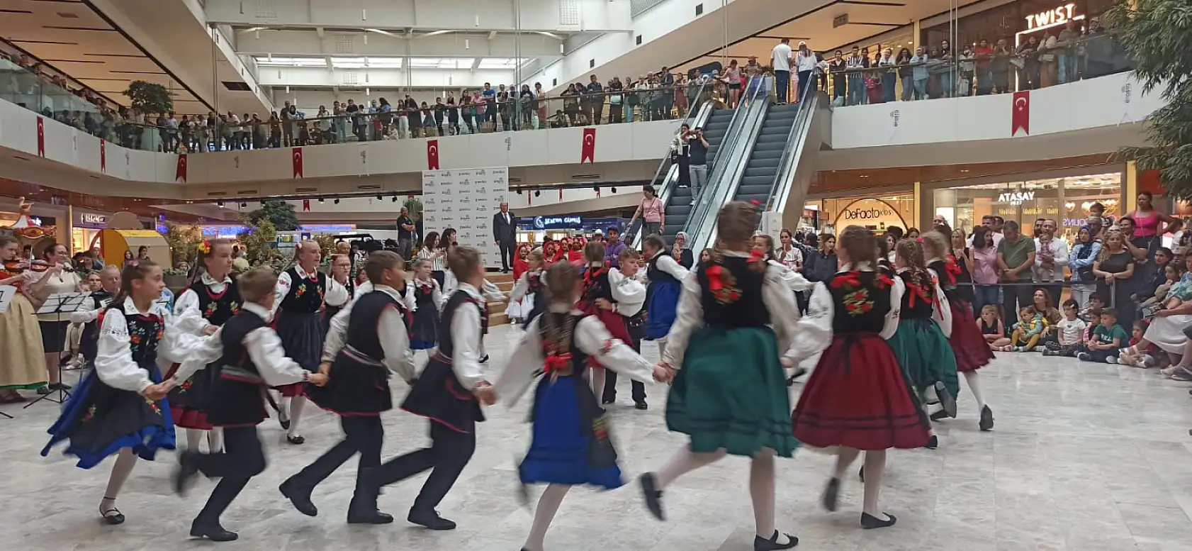 16. Uluslararası Altın Güneş Fethiye Çocuk Festivali'nde çocuklardan gösteri