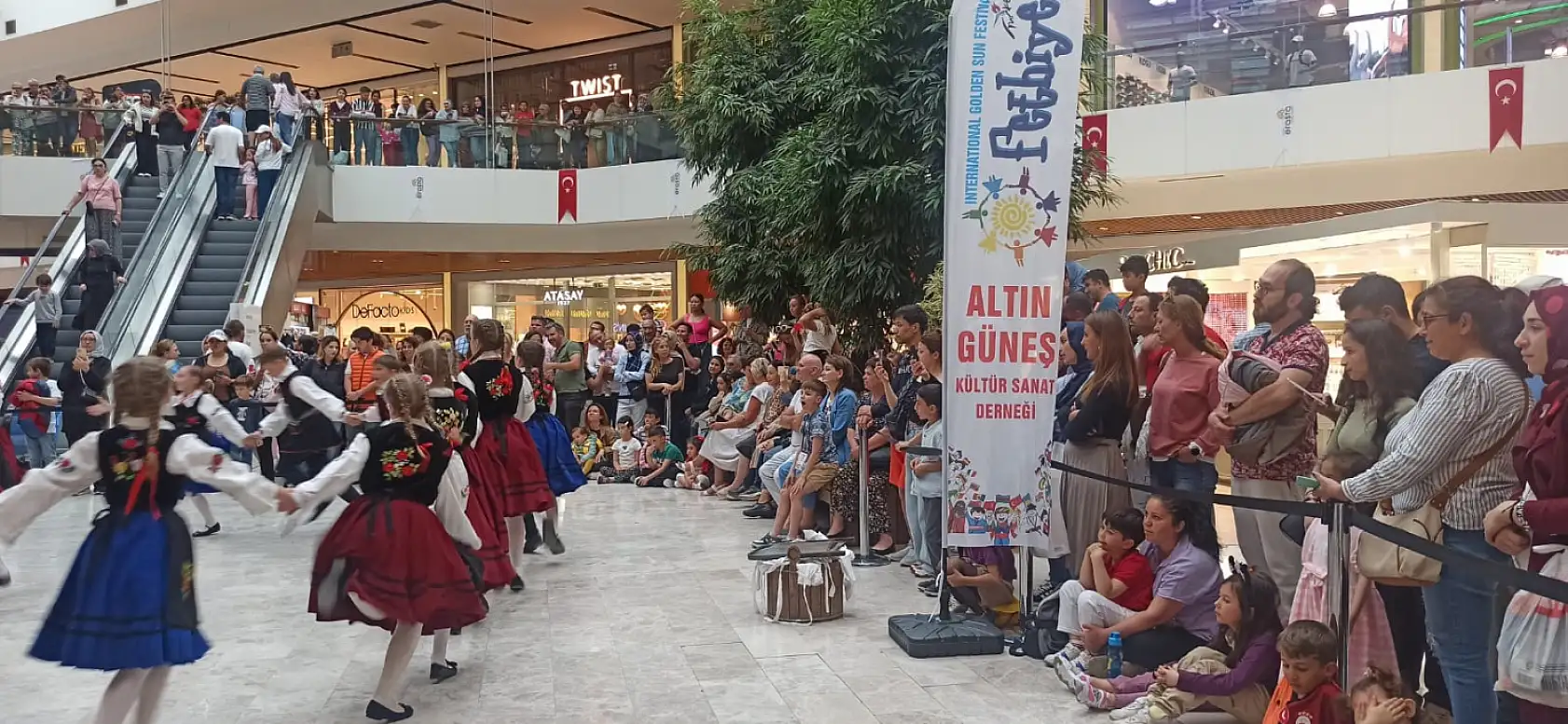 16. Uluslararası Altın Güneş Fethiye Çocuk Festivali'nde çocuklardan gösteri