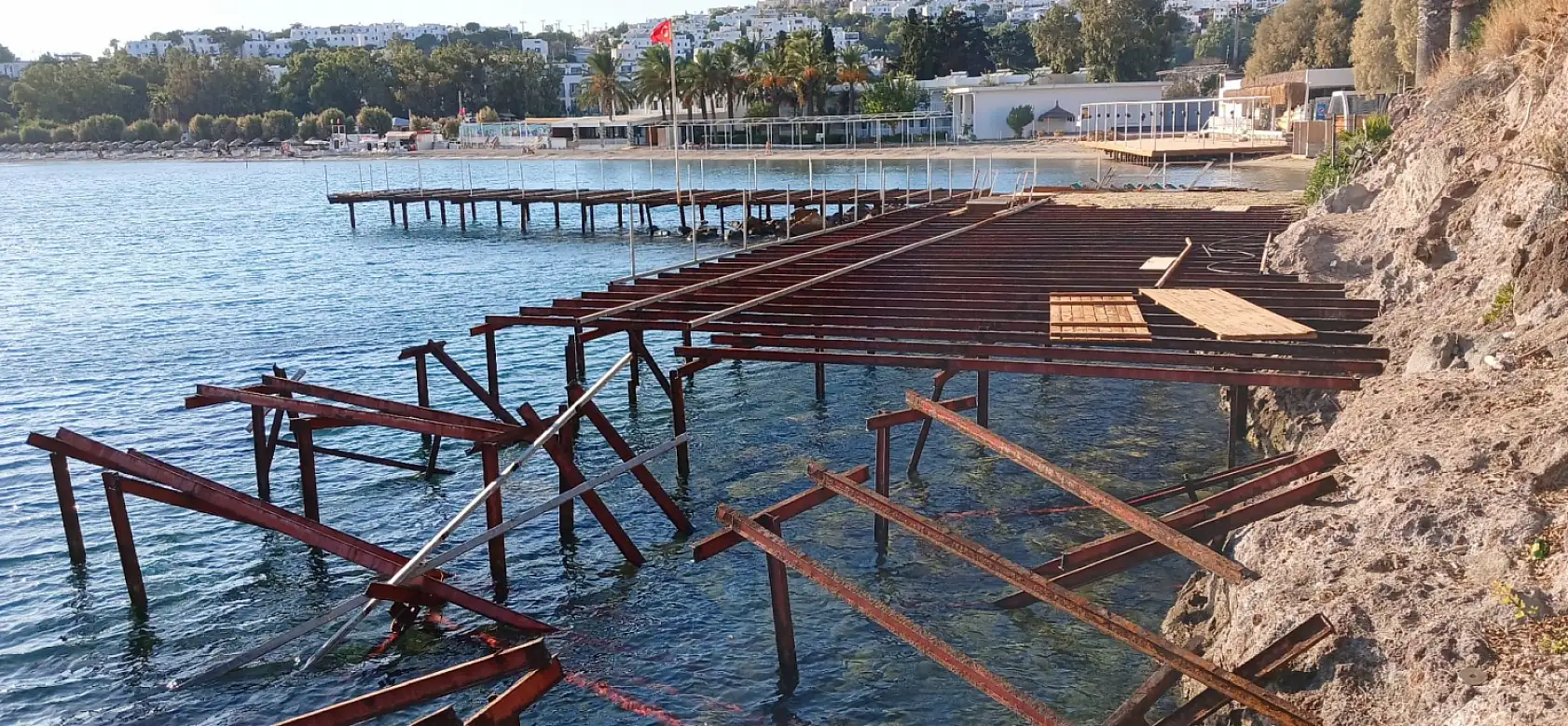 Bodrum'da kaçak iskele ve eklentileri söküldü