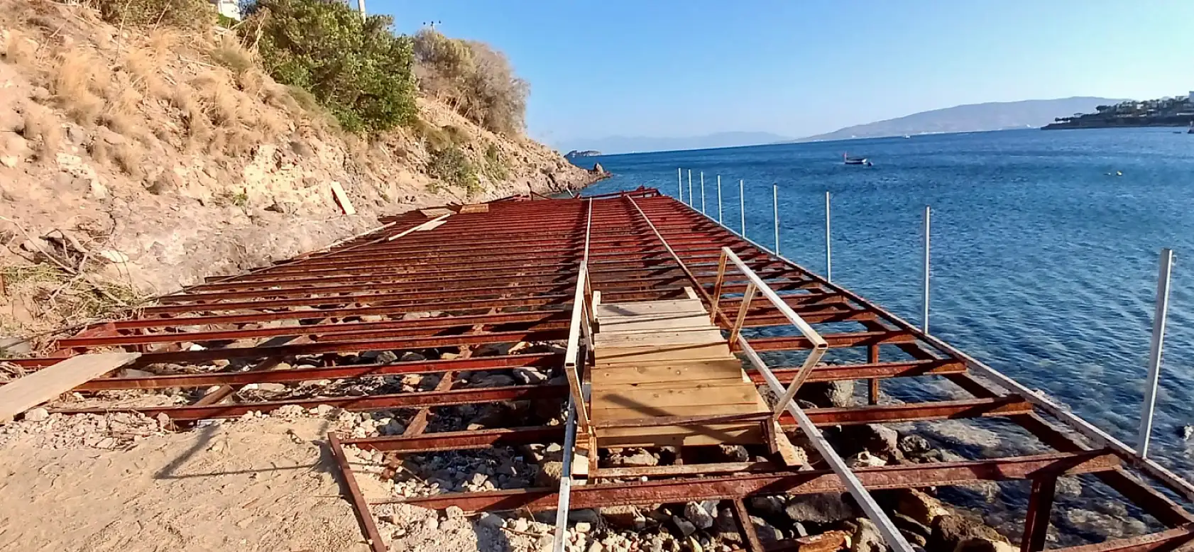 Bodrum'da kaçak iskele ve eklentileri söküldü