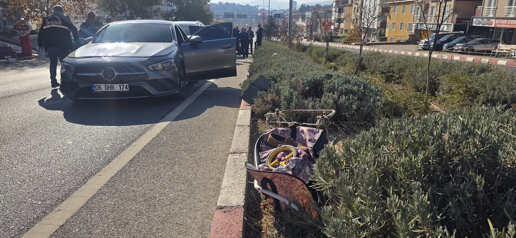 Otomobilin çarptığı yaşlı kadın bir yana, elindeki çantası bir yana savrulurken, kadın hayatını kaybetti