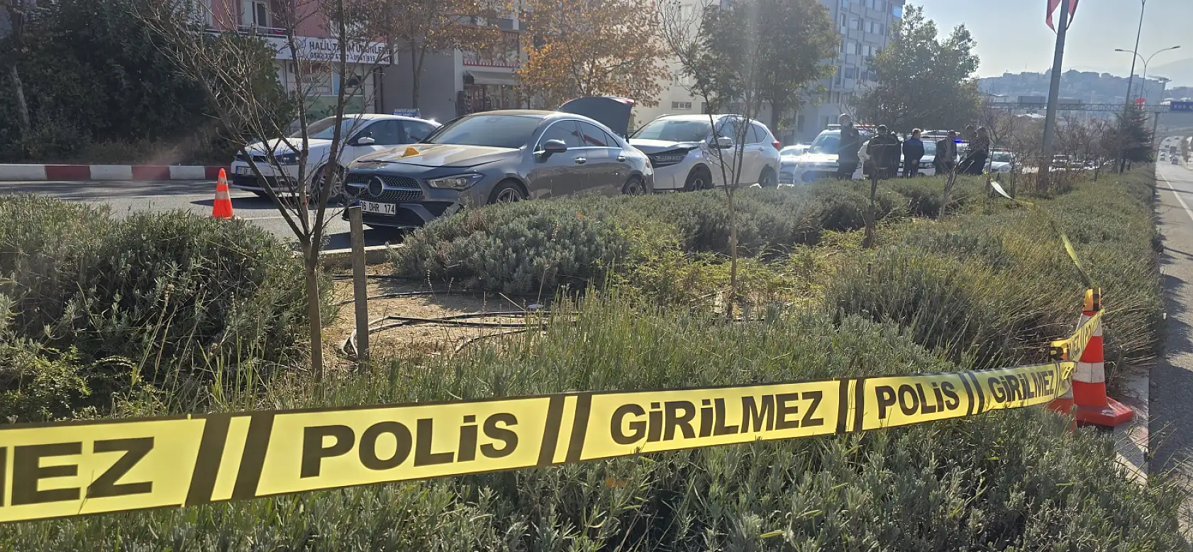 Otomobilin çarptığı yaşlı kadın bir yana, elindeki çantası bir yana savrulurken, kadın hayatını kaybetti