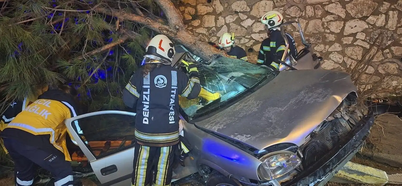 Ağaca çarpan otomobil hurdaya döndü, 2 genç hayatını kaybetti