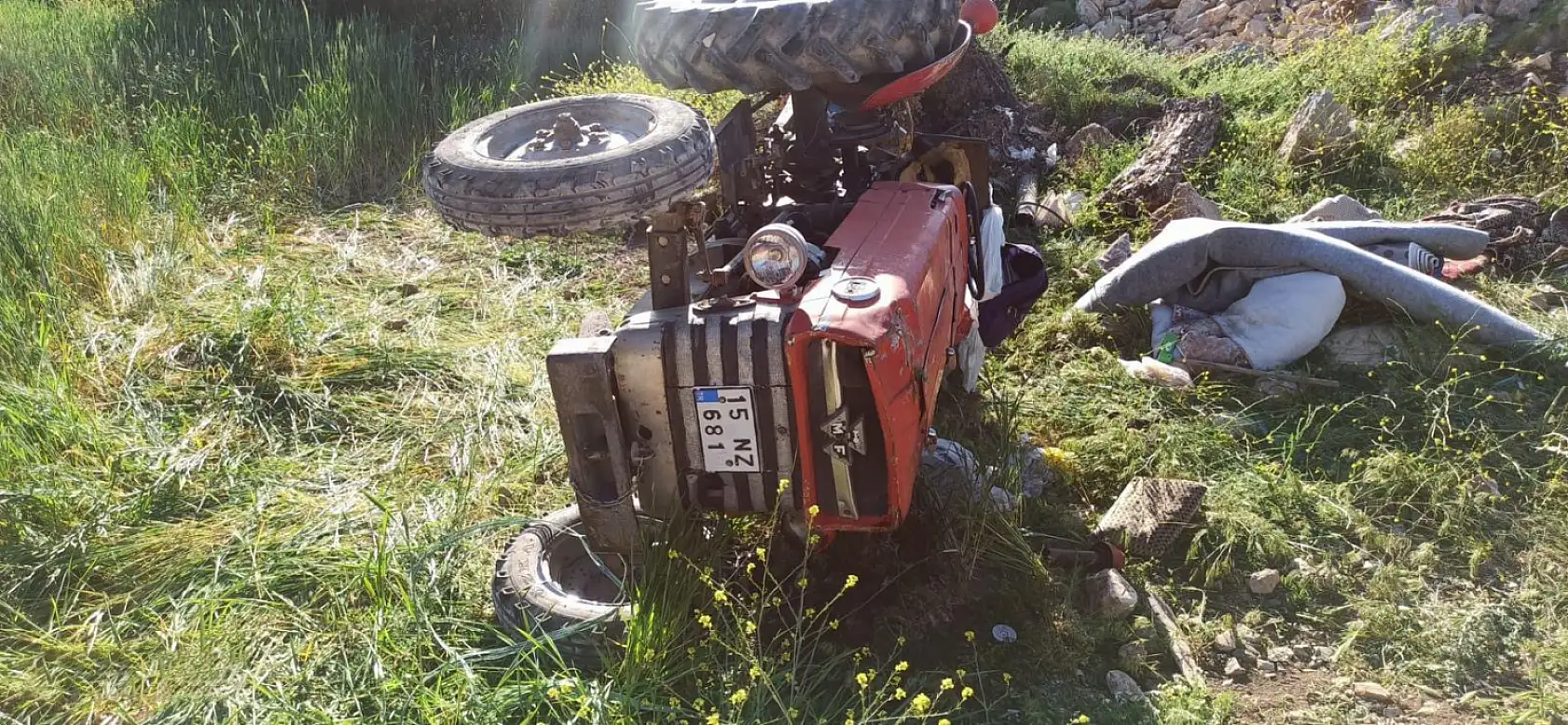 Devrilen traktörün altında kalan 11 yaşındaki çocuk öldü, 4 kişi yaralandı