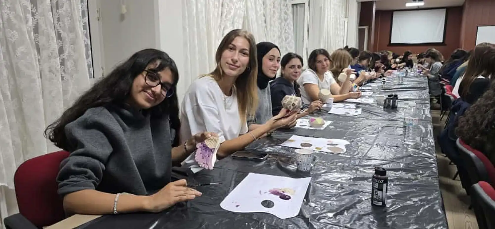 Muğla'da gençlerden yurt öğrencilerine seramik atölyesi