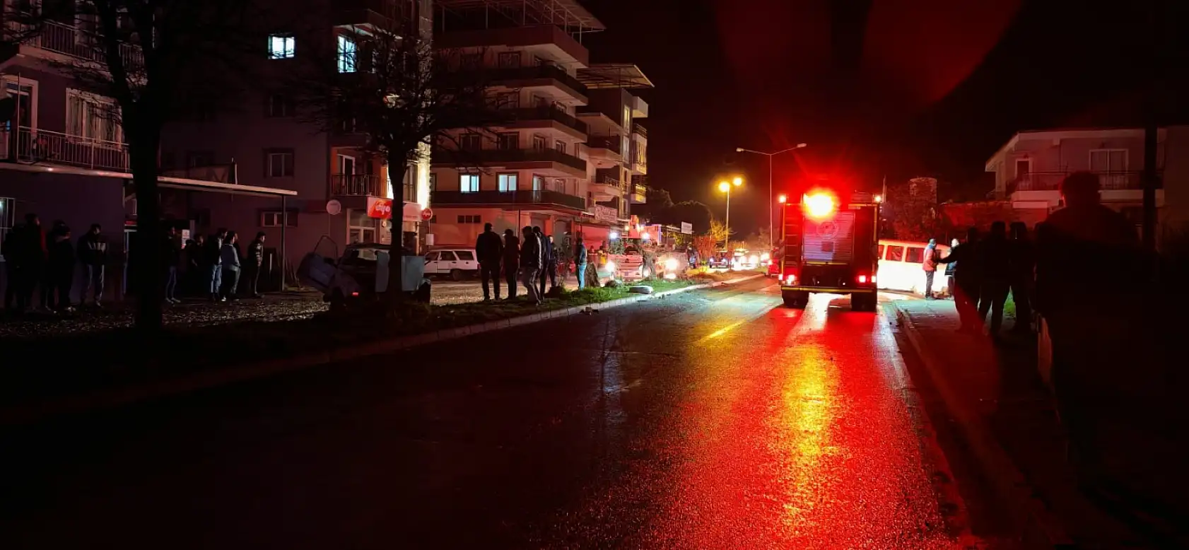 Direksiyon hakimiyeti kaybolan araç yoldan çıktı: 4 yaralı