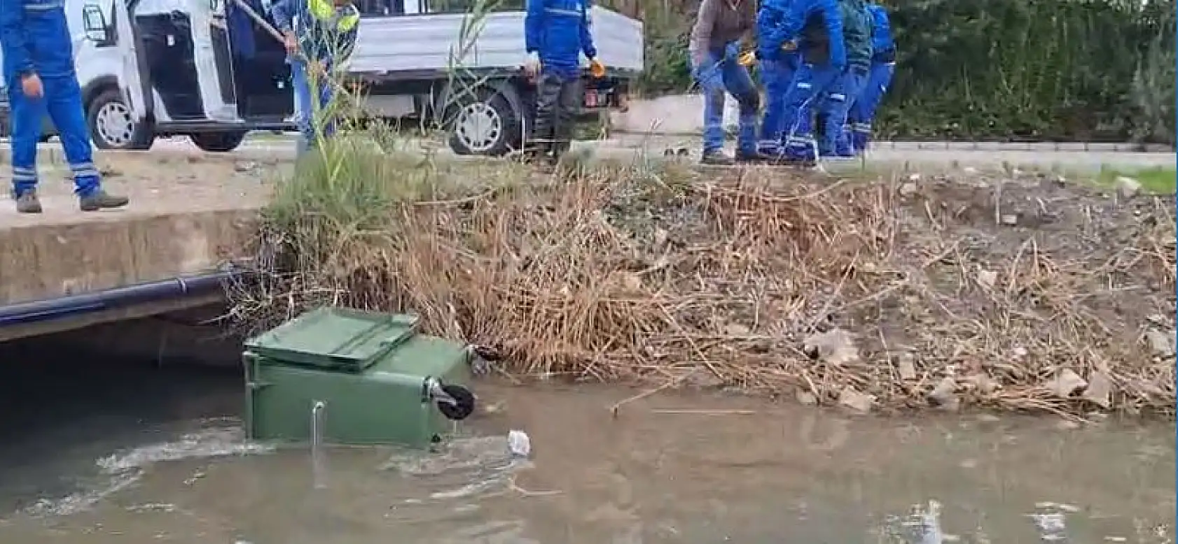 Fethiye'de Dere Yatağına Atılan Çöp Konteynırı Tepki Çekti