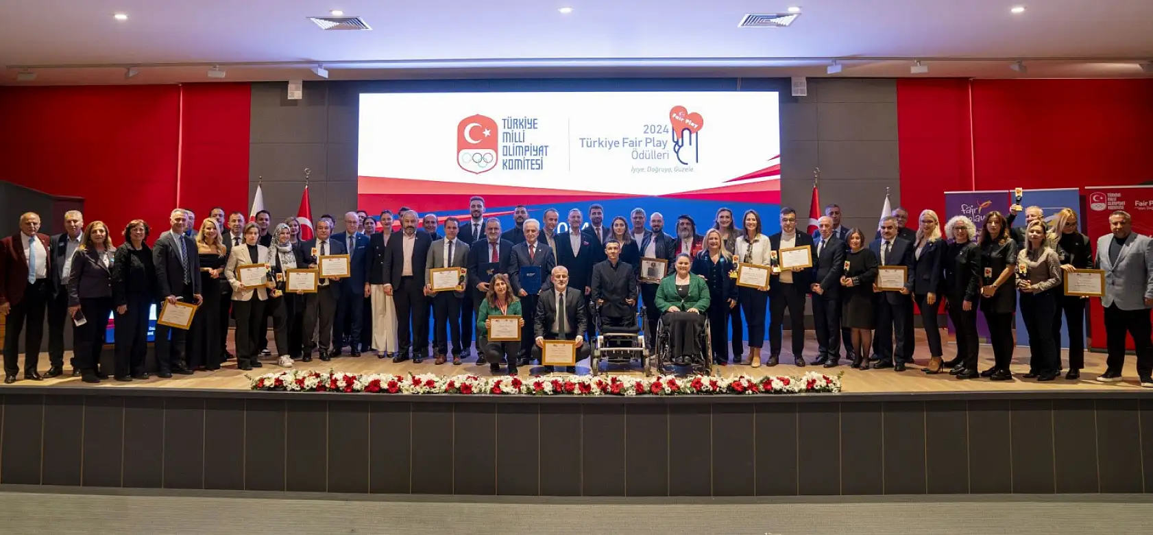 Muğla'da kurduğu okçuluk takımıyla Avrupa ve dünya şampiyonu yetiştiren antrenör Ejder Sözen'e, 'Fair Play' ödülü