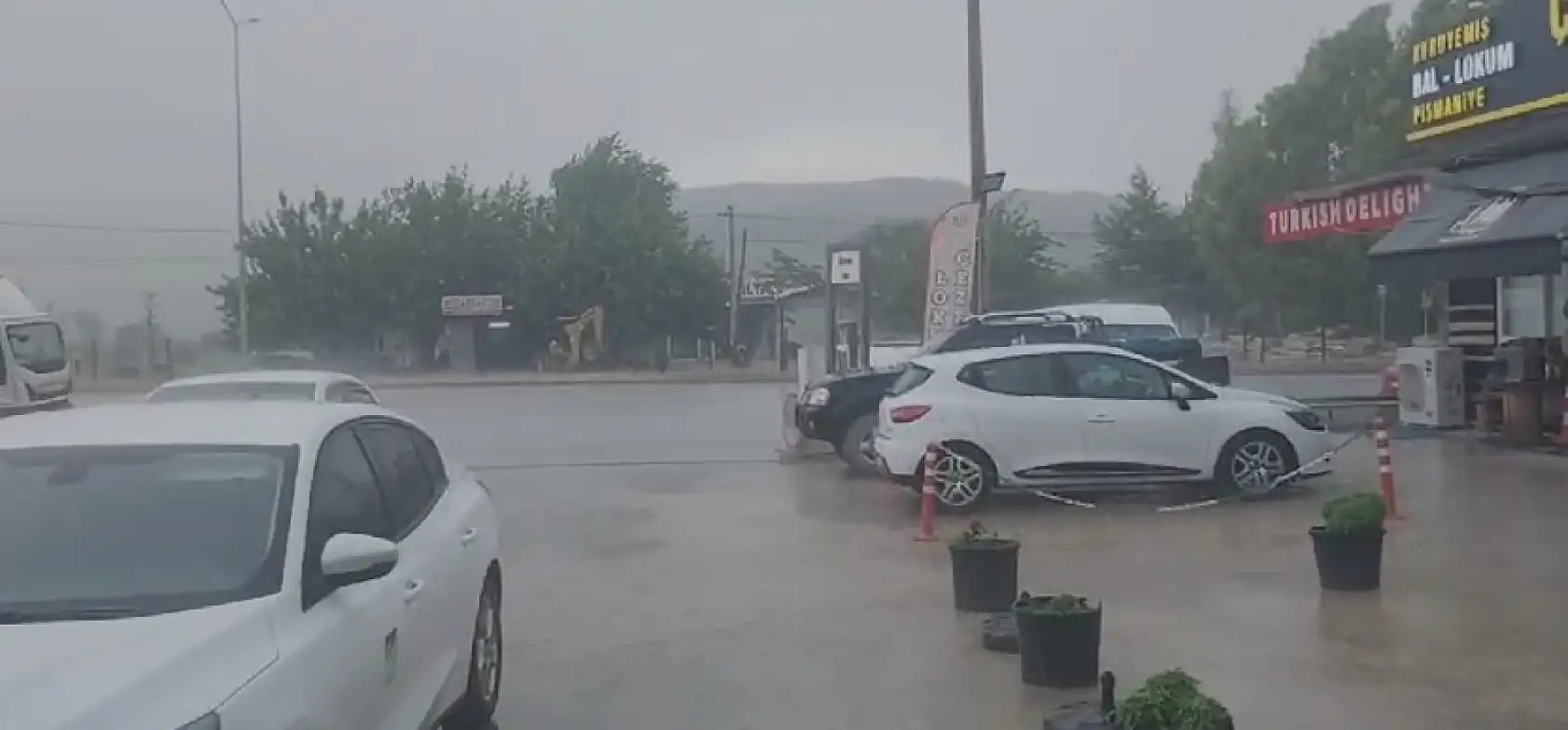 Fethiye ve Seydikemer'de Şiddetli Yağış Etkili Oldu