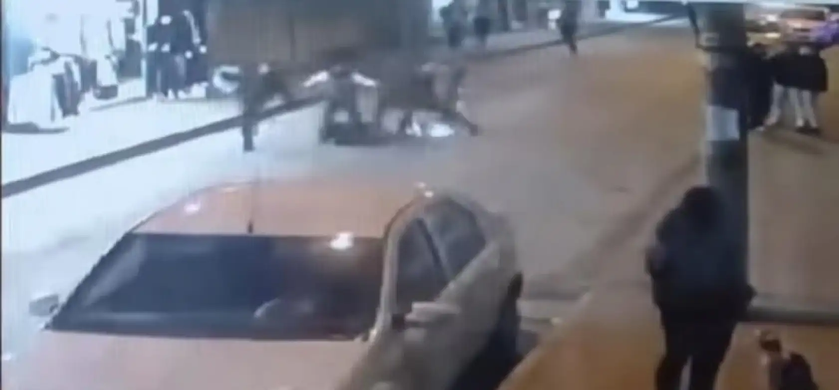 Elektrikli scootere 4 kişi binen gençler böyle kaza yaptı