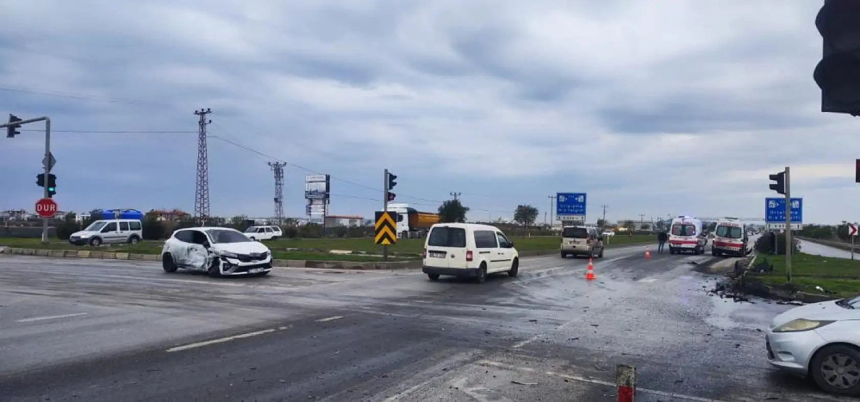 Ambulansa yol verme kazasında ortalık savaş alanına döndü