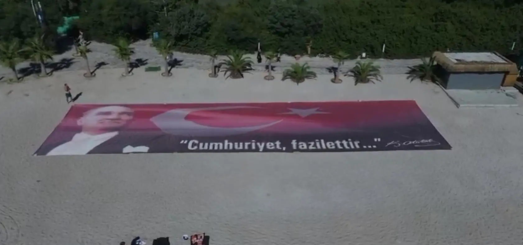 Ölüdeniz Kumburnu'nda Cumhuriyetin 102. Yılına Özel Dev Türk Bayrağı Açıldı