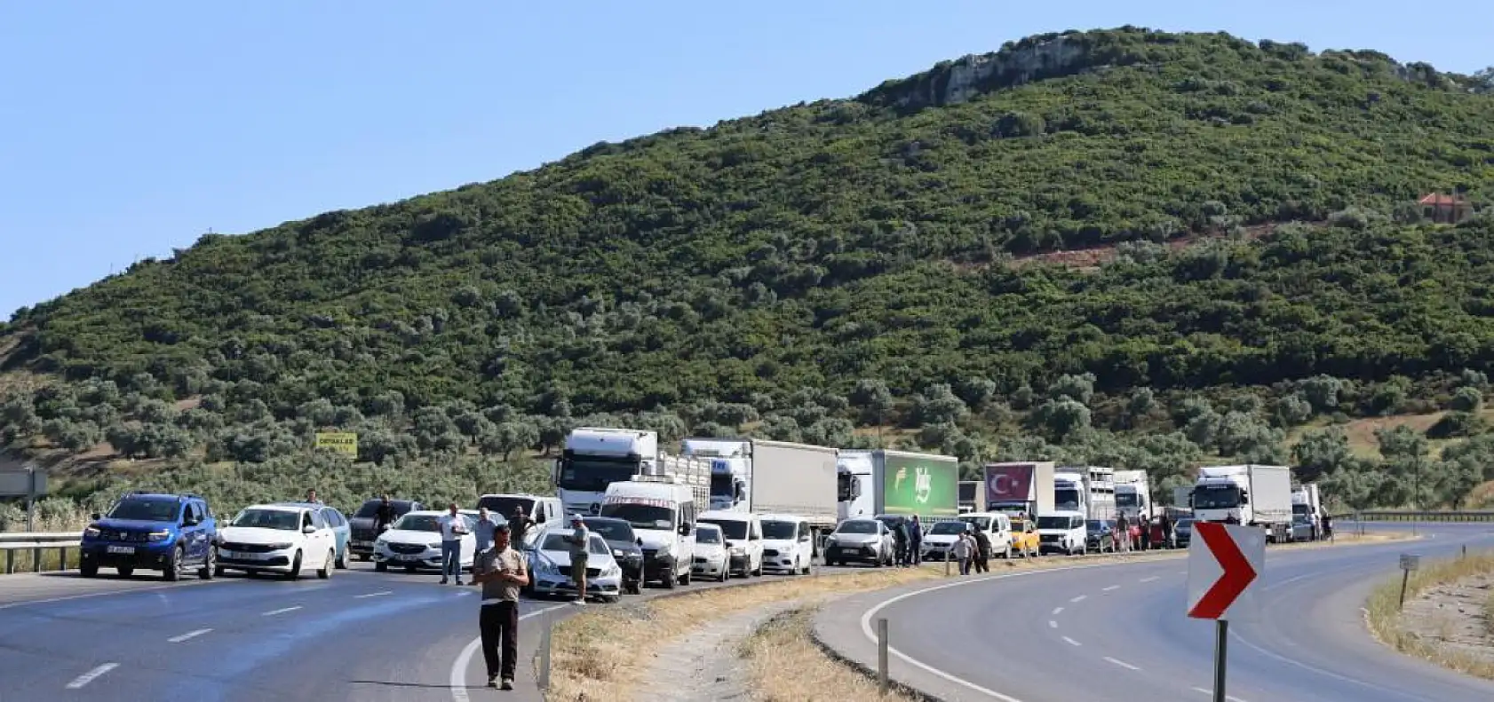 Milas-Söke Karayolu'nda Tankerden dökülen balık yağı karayolunu savaş alanına çevirdi
