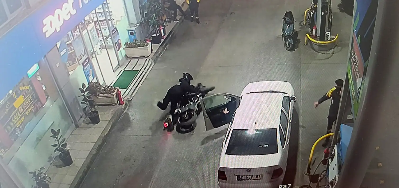 Otomobilin açılan kapısına çarpan motosiklet sürücü hastanelik oldu