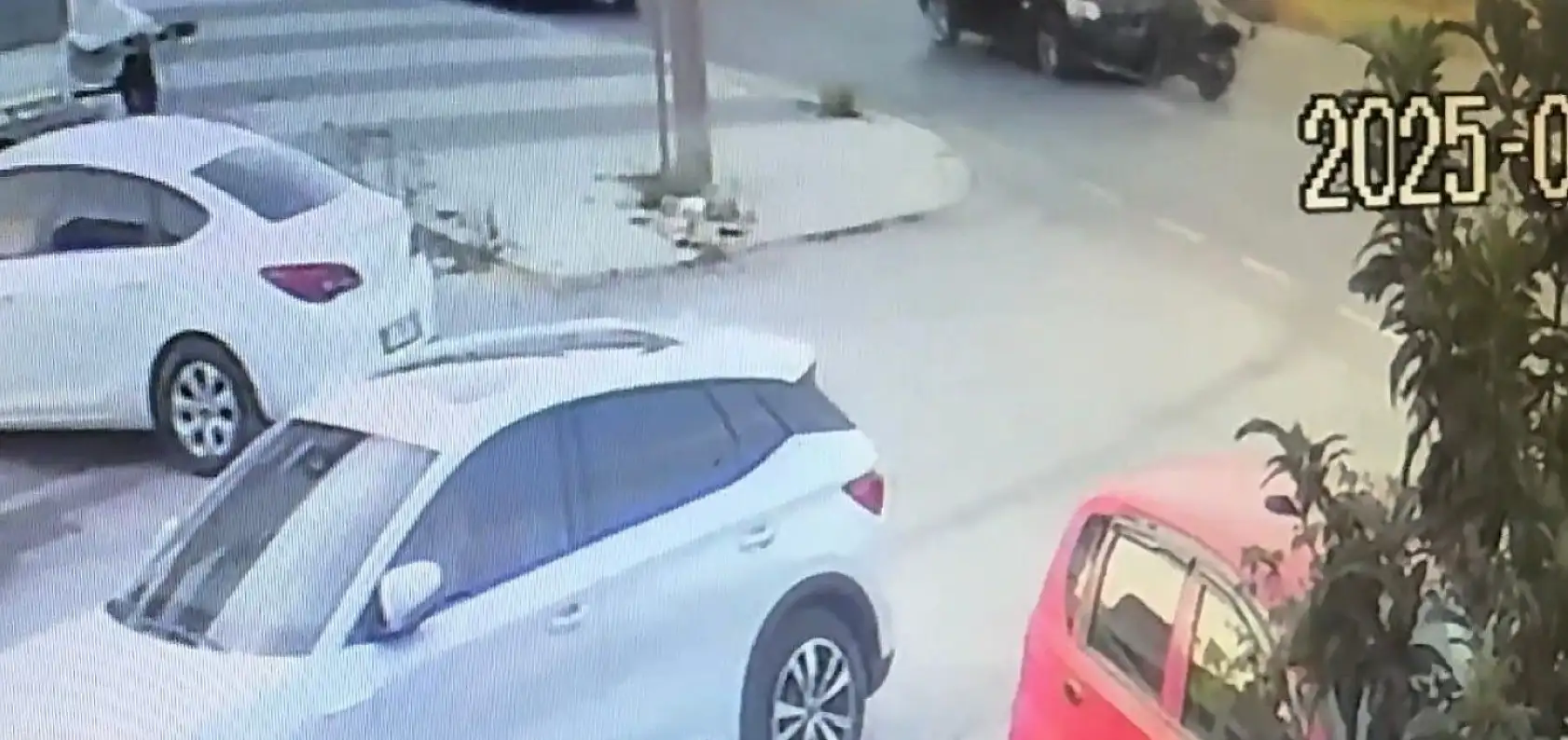 Motosikletle kafa kafaya çarpıştı ardından cipe çarptı: 1 ölü