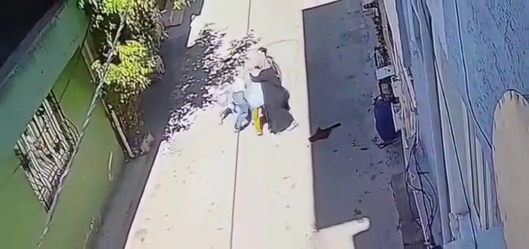 Sokak ortasında dehşet... 3 kadın, kucağında çocuğu olan anneyi tekme tokat dövdü