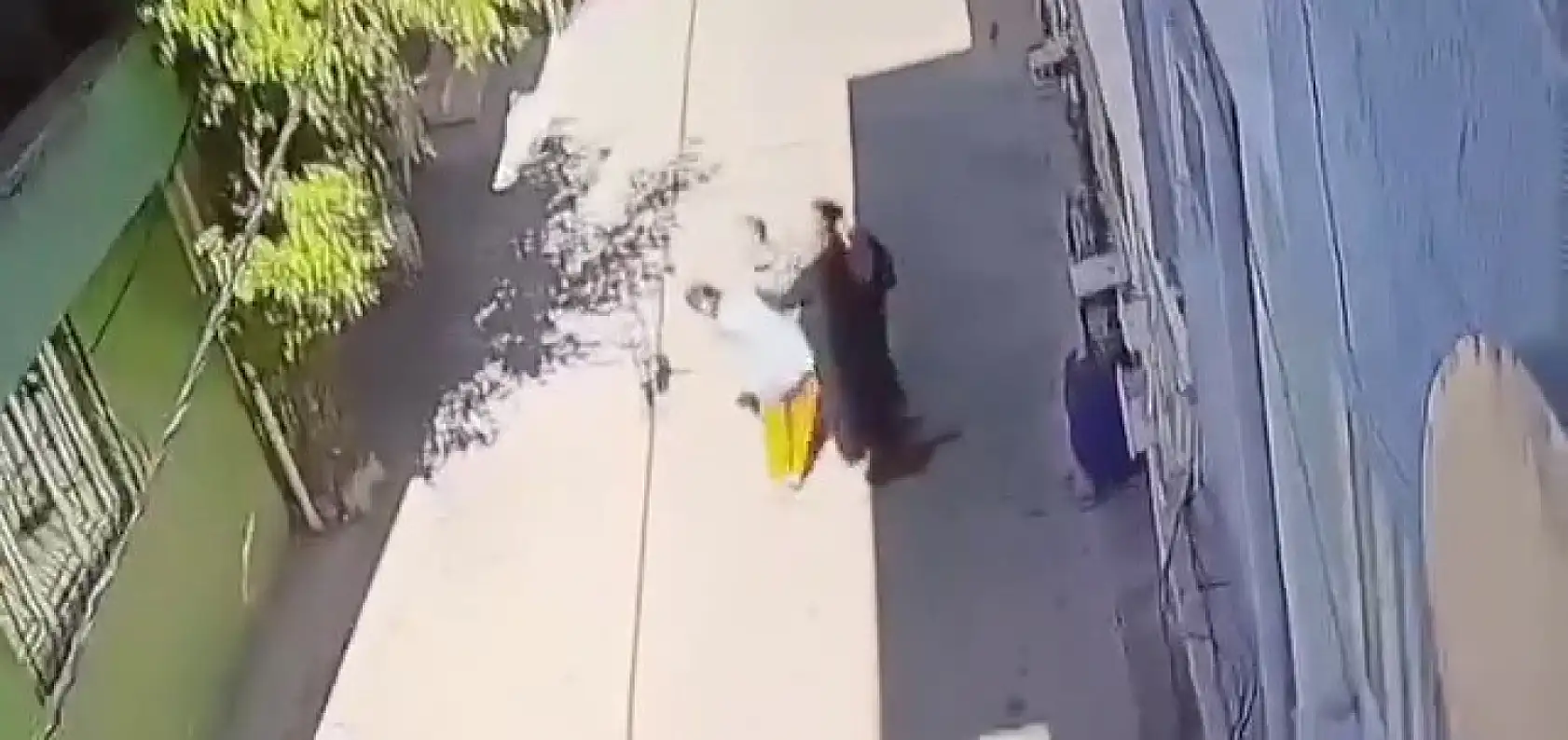 Sokak ortasında dehşet... 3 kadın, kucağında çocuğu olan anneyi tekme tokat dövdü