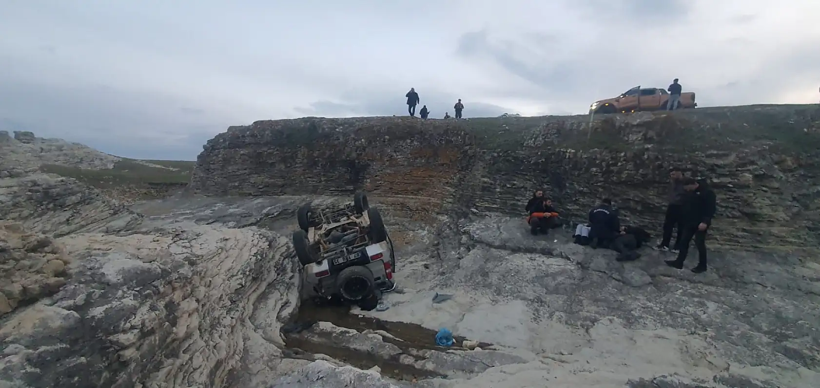 Fren yerine gaza bastı, kayalıklardan uçtu