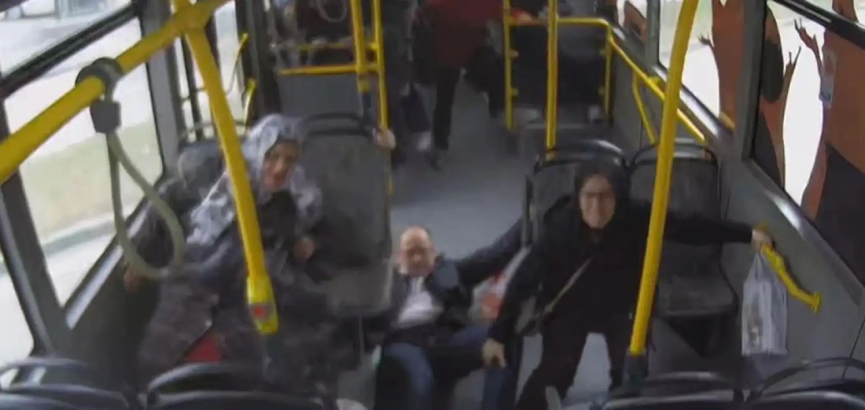 Belediye otobüsünde çığlık çığlığa dehşet anları