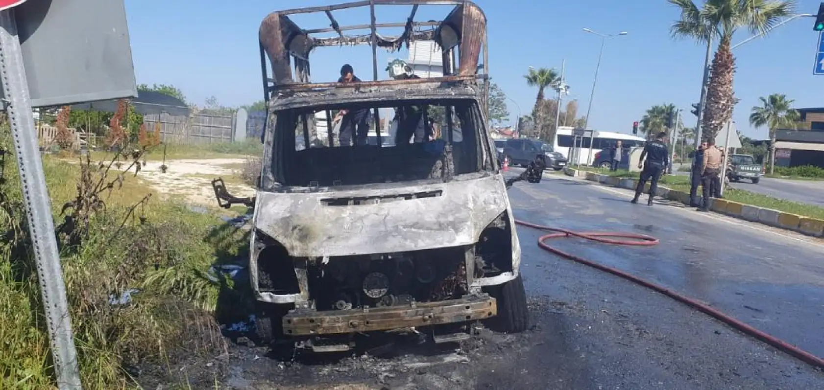 Seyir halindeki çarşaf yüklü kamyonet alev topuna döndü