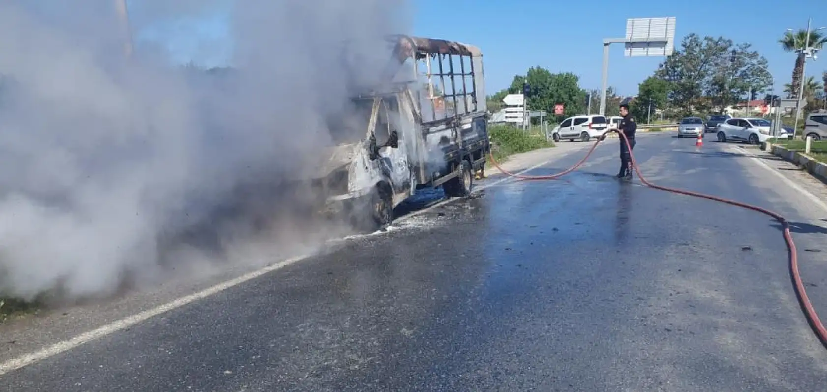 Seyir halindeki çarşaf yüklü kamyonet alev topuna döndü