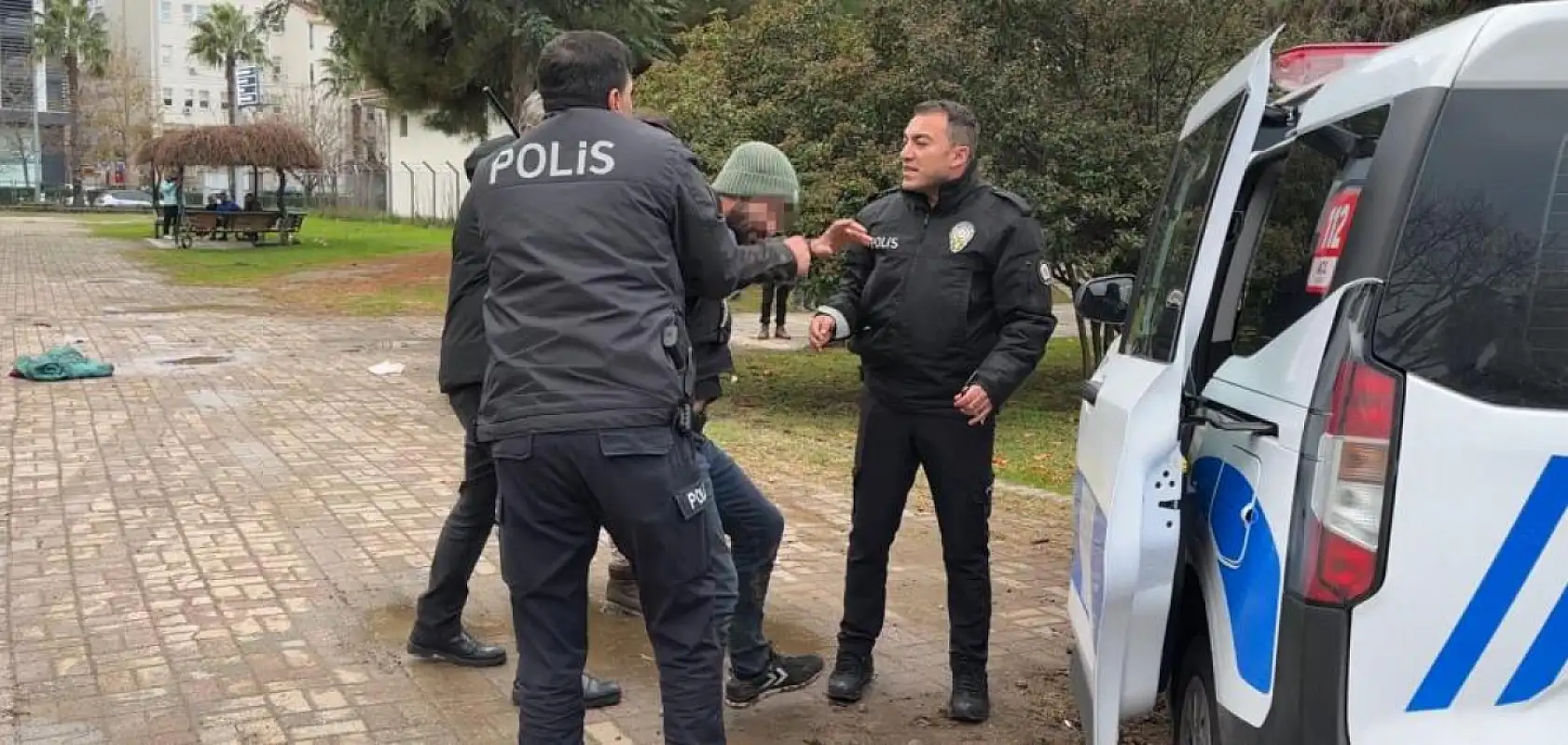 Parkta arkadaşını bıçakla ağır yaraladı, polise direndi