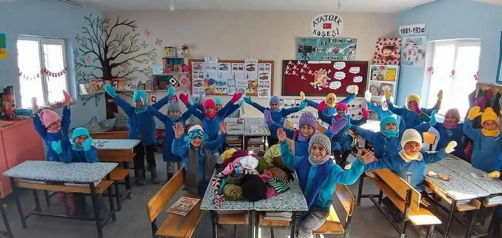 Bir gözü görmeyen 70 yaşındaki Sema teyze kitap okumaktan ve örgü örmekten vazgeçmiyor