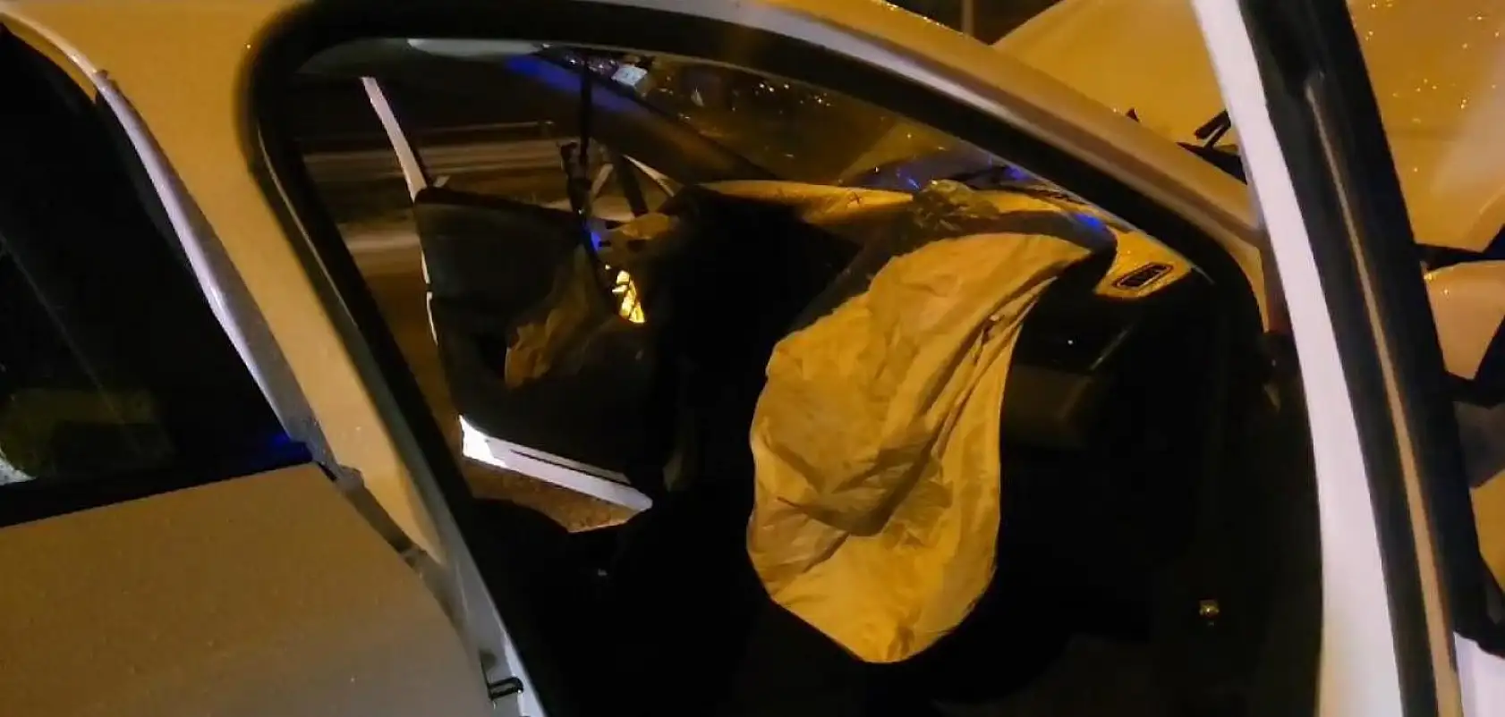 Yağmurda kayan otomobil bariyerlere saplandı, sürücü araca sıkıştı!