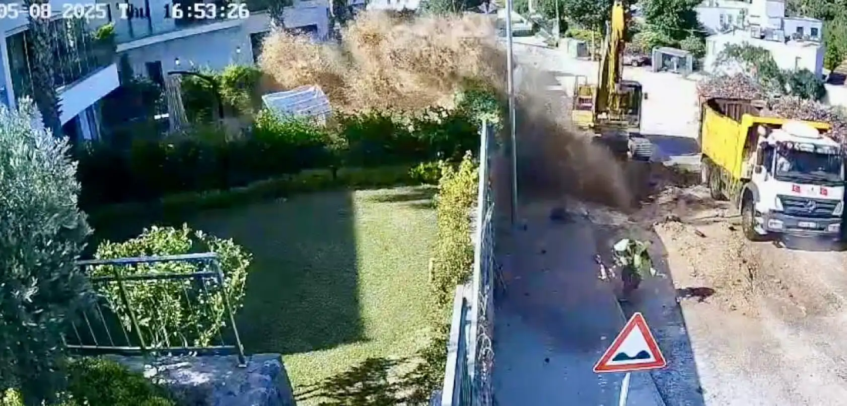 Bodrum'da su borusu bomba gibi patladı, site savaş alanına döndü