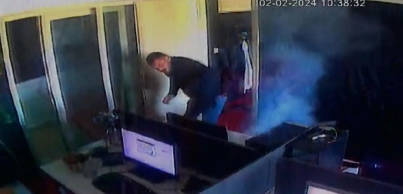 Cep telefonu önce patladı, sonra alev aldı