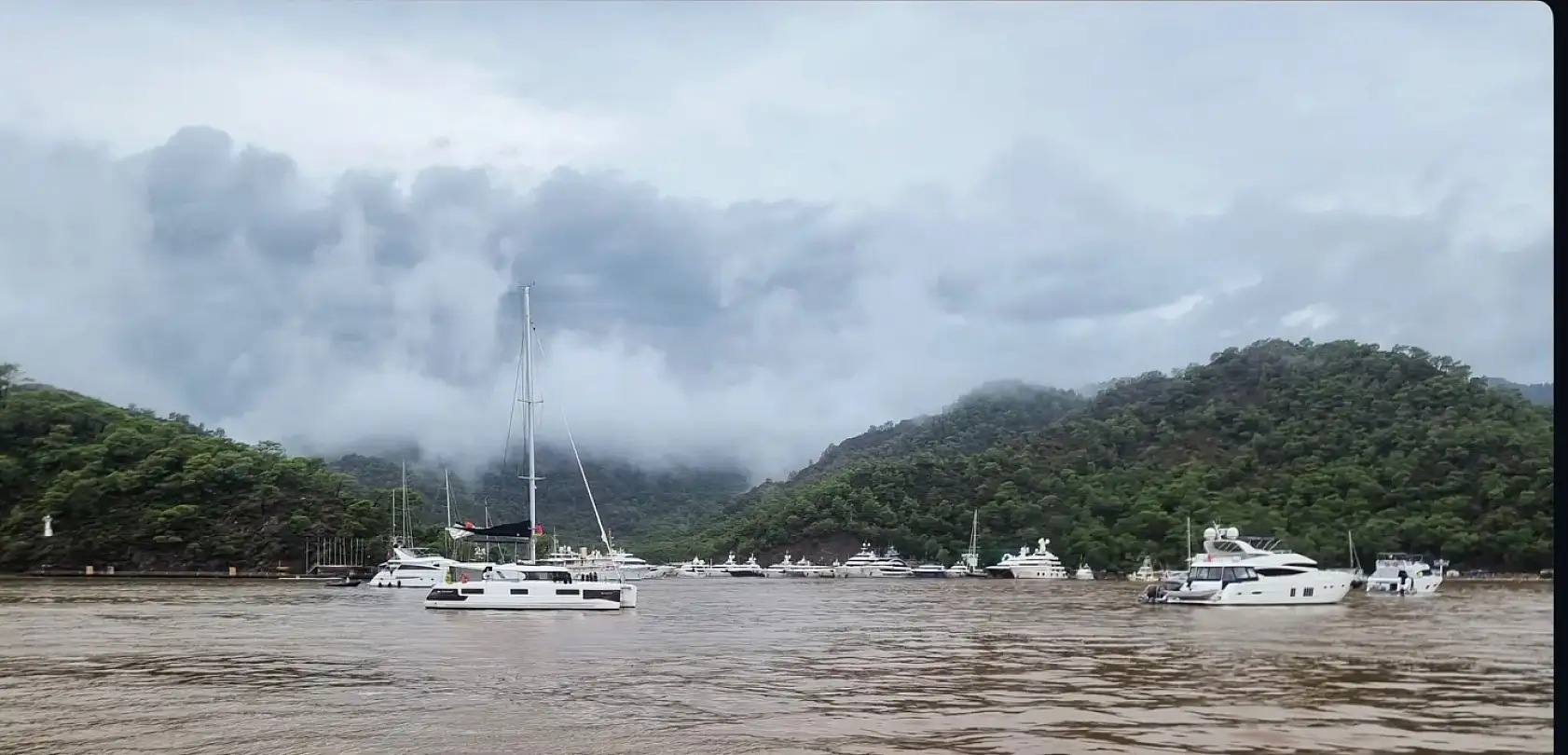 Fethiye Göcek'te yağmur suları denizi kahverengiye çevirdi