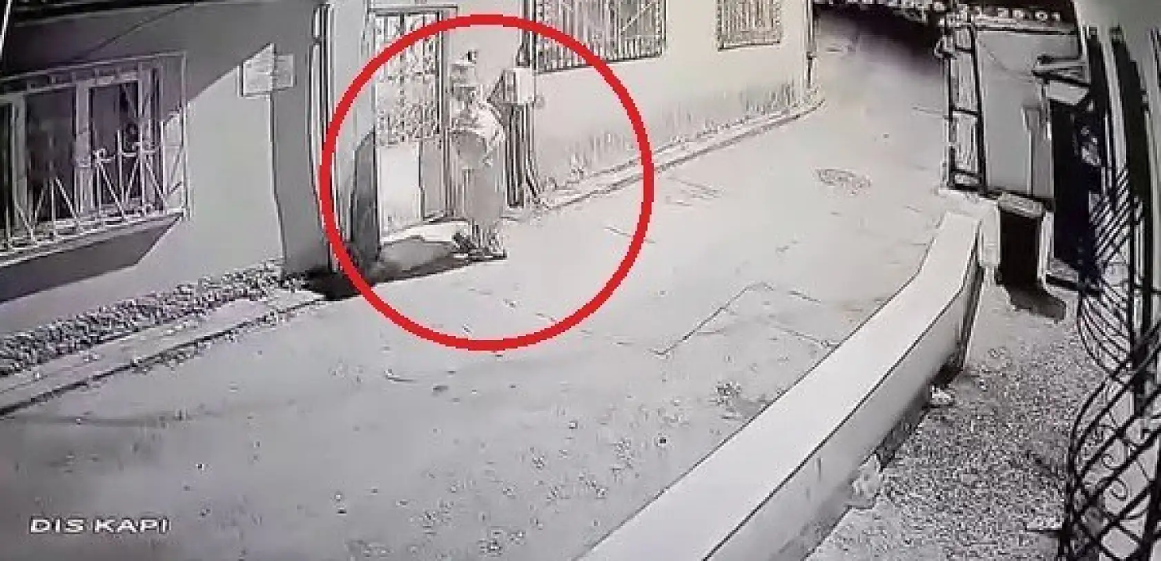 Palyaço Kıyafetli Şüpheli Çocukları Kovaladı