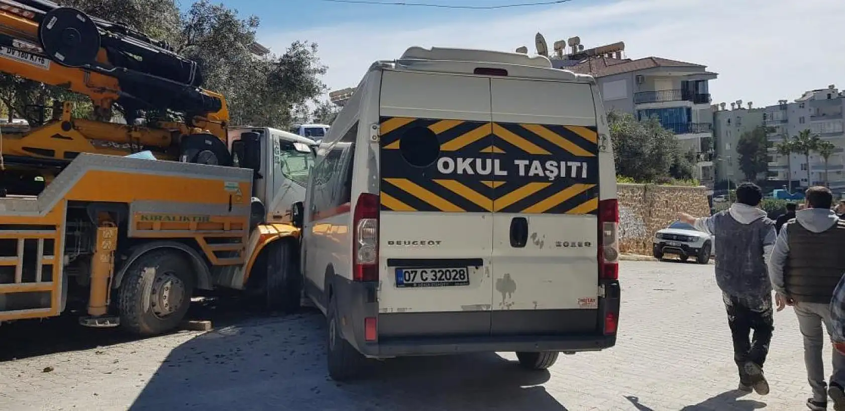 Freni boşalarak hareket eden vinç ortalığı karıştırdı