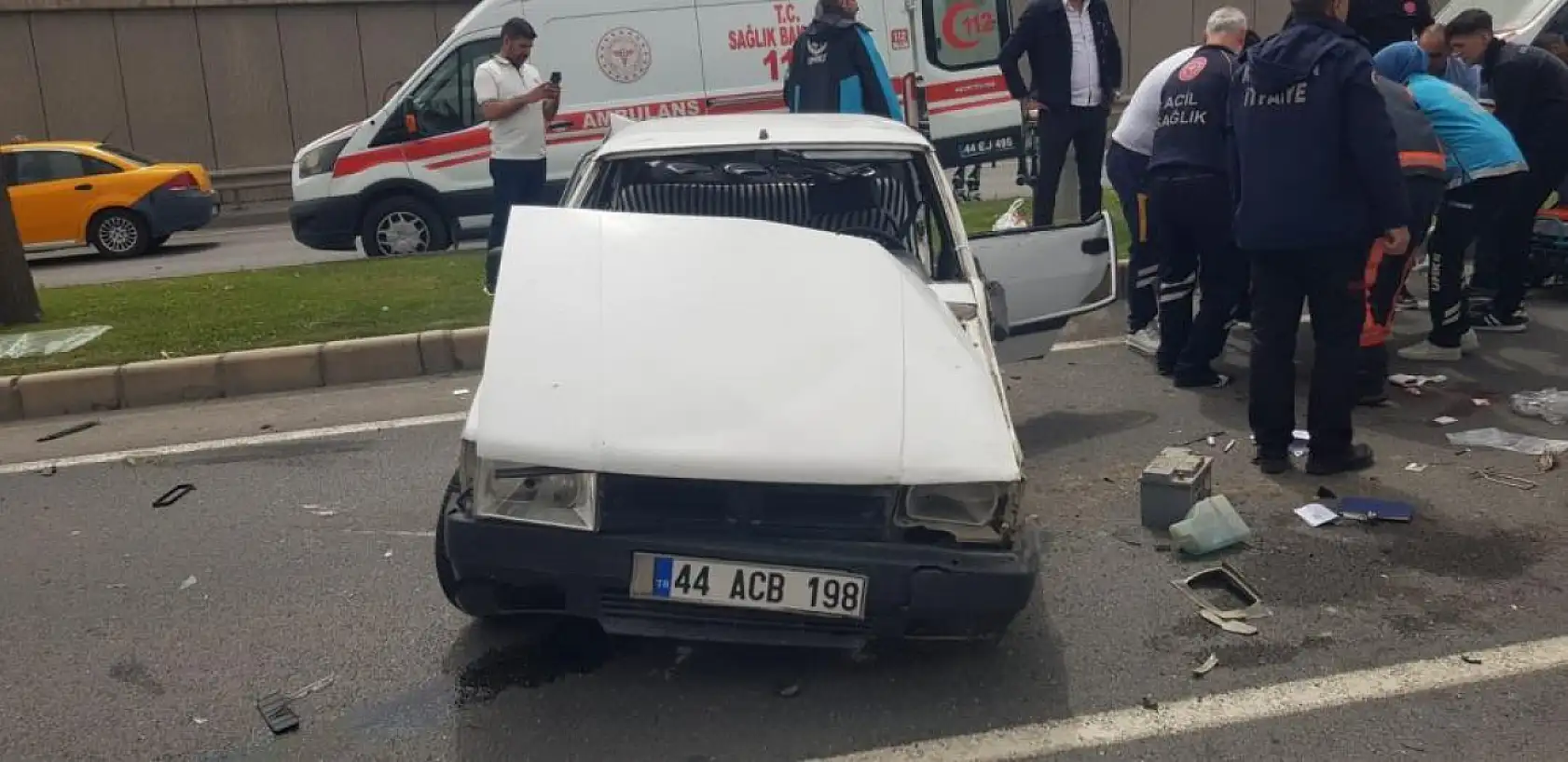 Çekici ile çarpışan Tofaş kağıt gibi ezildi: 8 yaralı