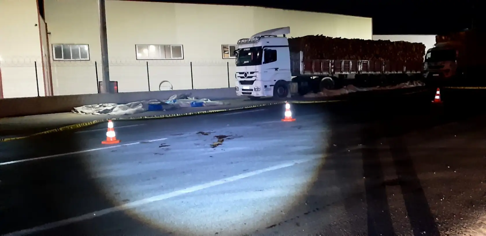 Otomobilin çarptığı tır sürücüsü hayatını kaybetti