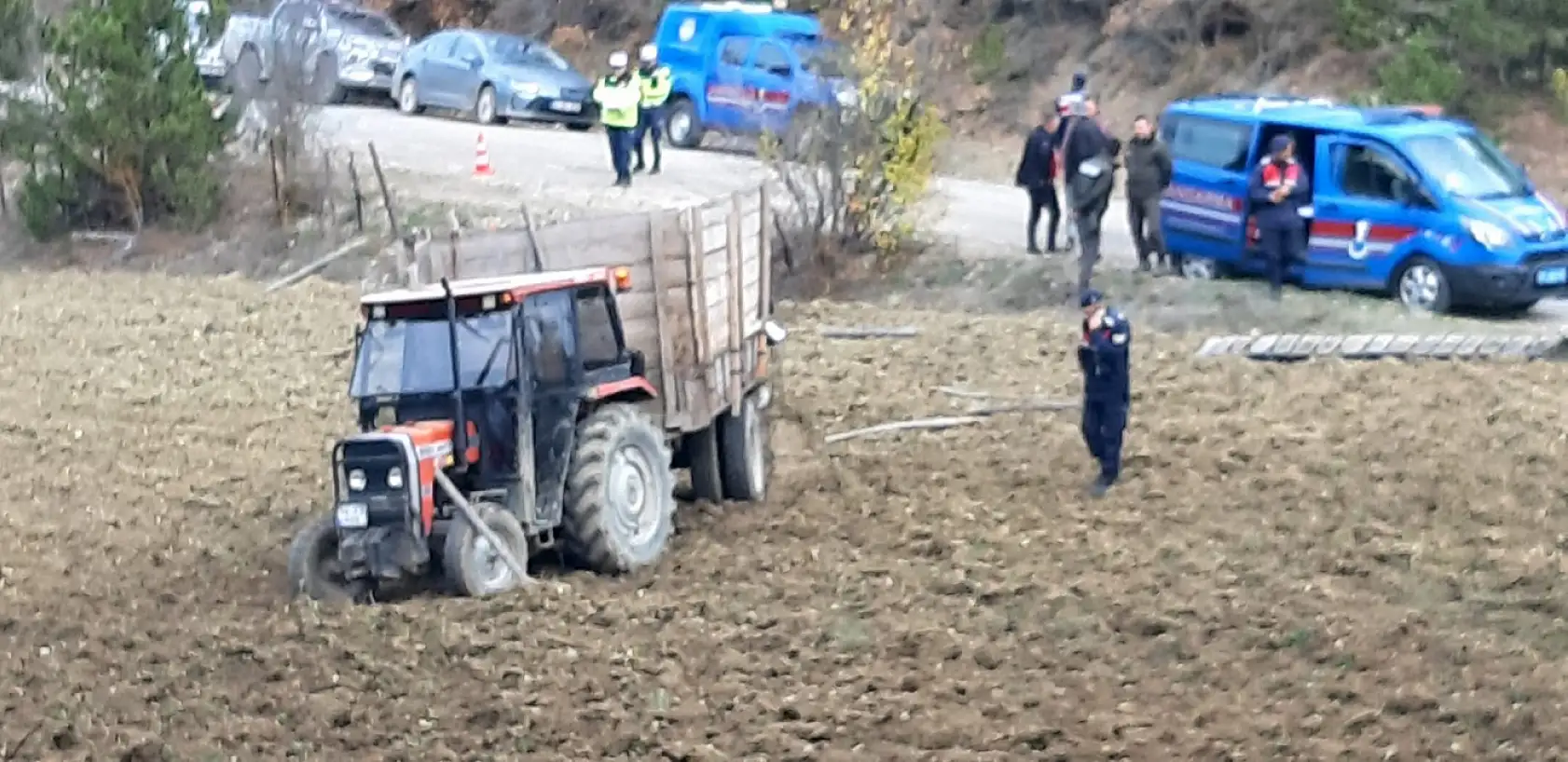 Traktör devrildi: 1 ölü, 1 yaralı