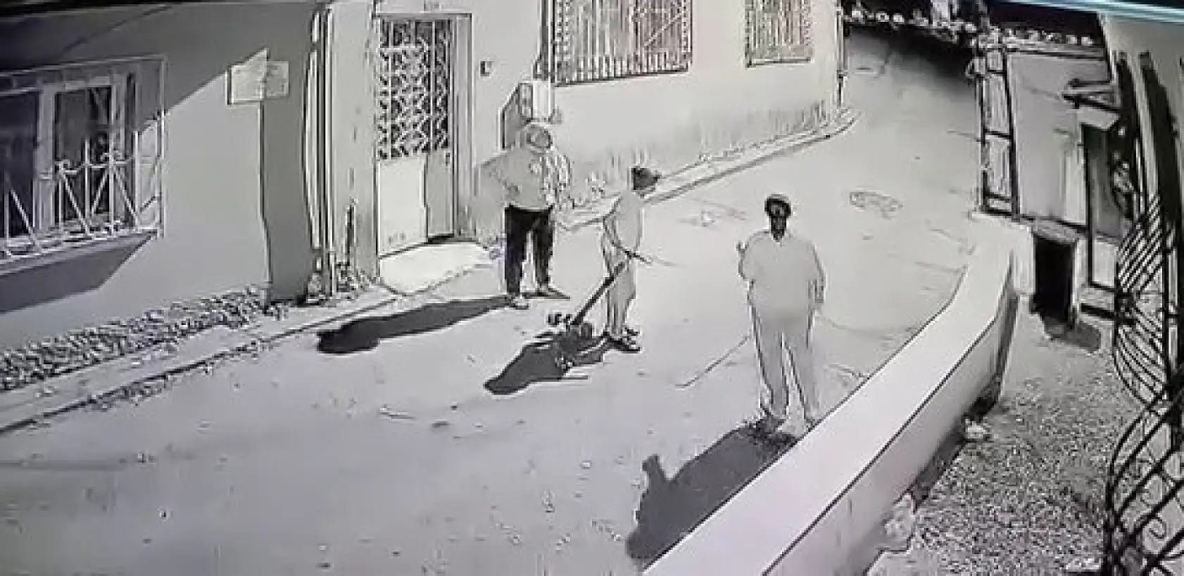 Palyaço Kıyafetli Şüpheli Çocukları Kovaladı