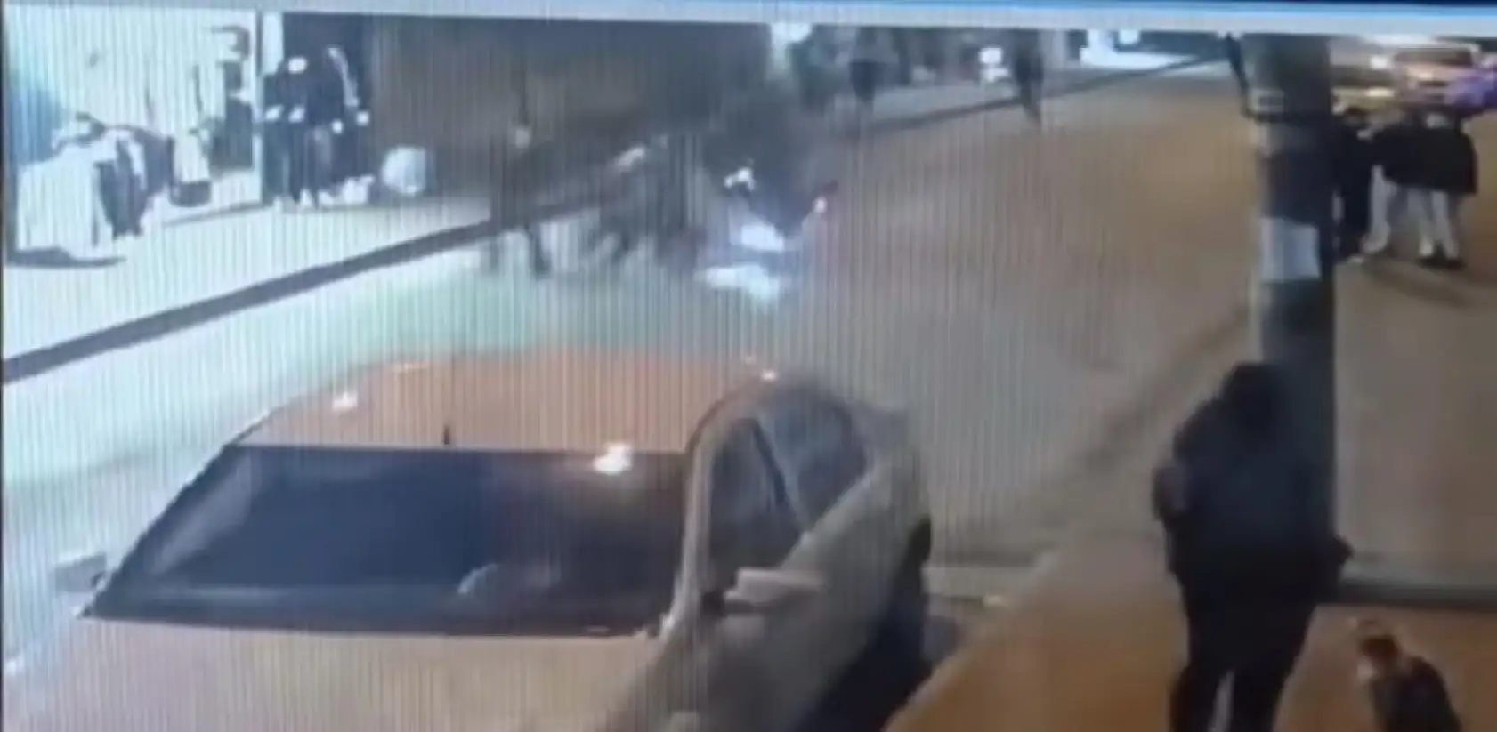 Elektrikli scootere 4 kişi binen gençler böyle kaza yaptı