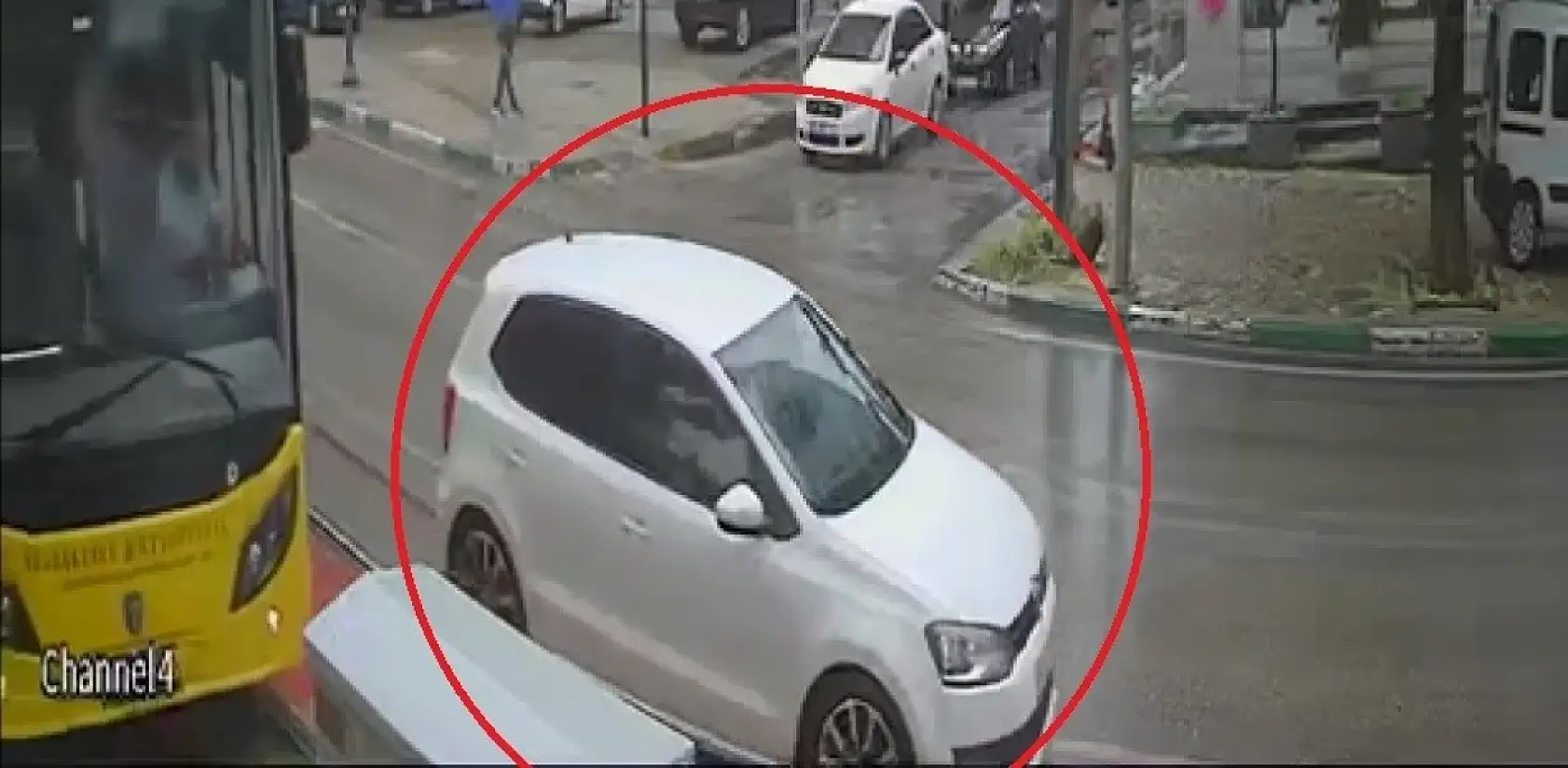 Sıkıştırdığı otobüs kaza yaptı, bir şey olmamış gibi yoluna devam etti