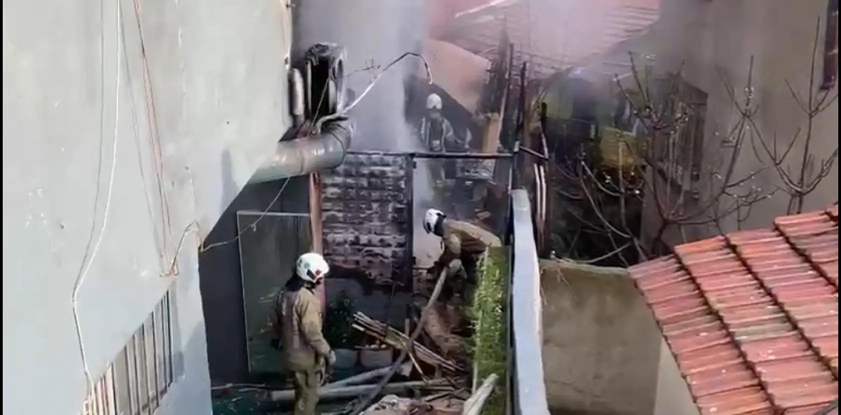 İstanbul'da 4 katlı binada korkutan yangın