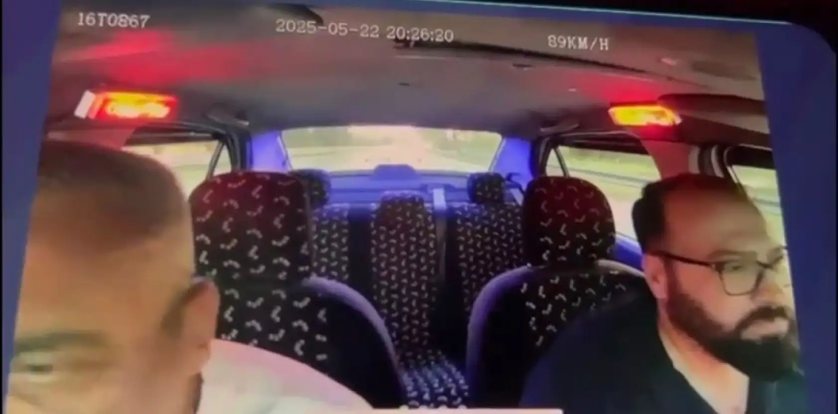 Taksiciyi silahla gezdirdi, sonra da parasını gasp etti