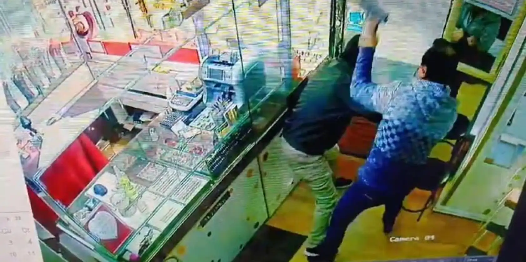 Trajikomik soygun girişimi...Oyuncak silahla soymaya kalktığı kuyumcudan böyle dayak yedi