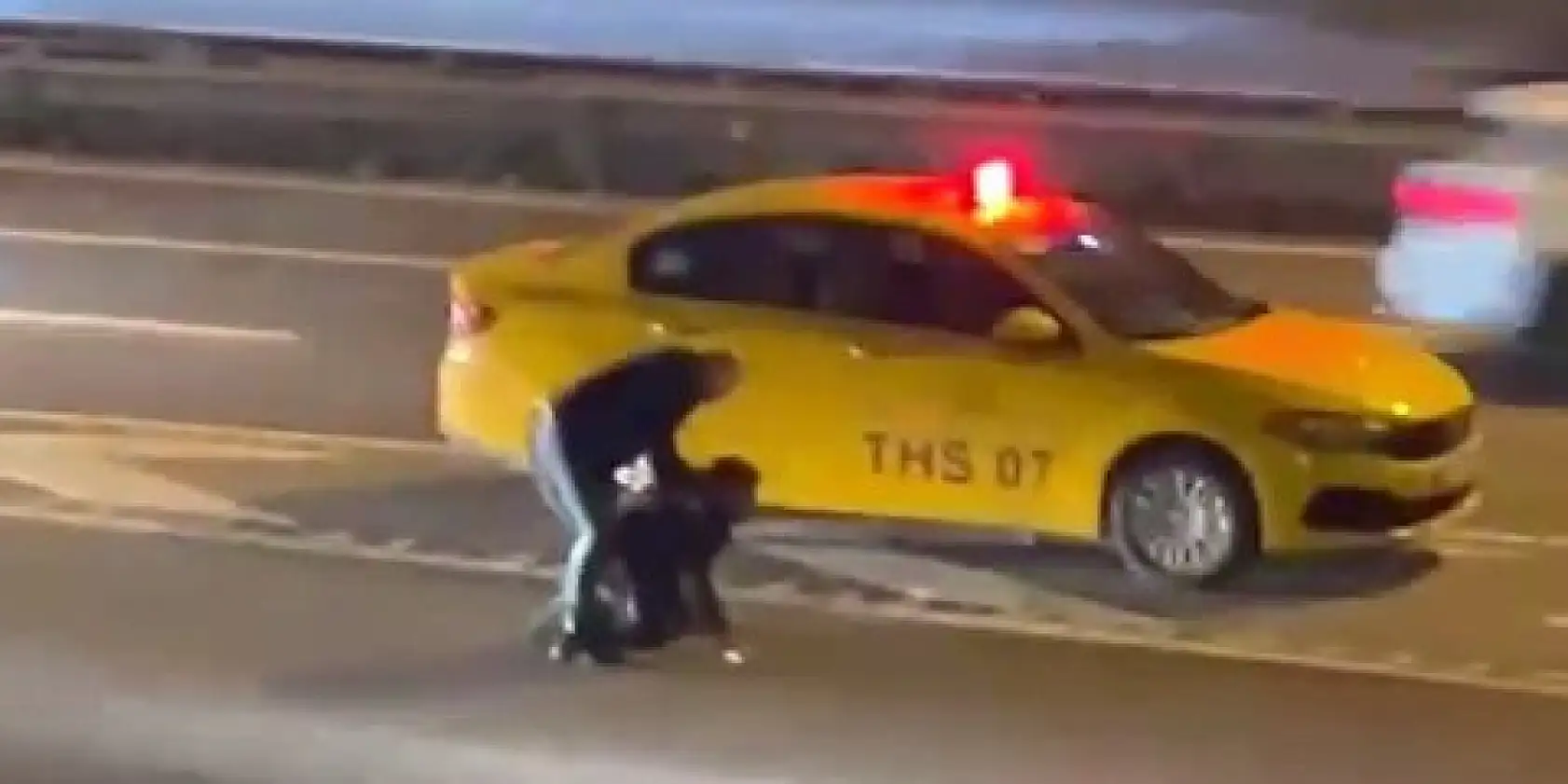 Ücretini alamadığı müşterisini yol ortasında dövdü