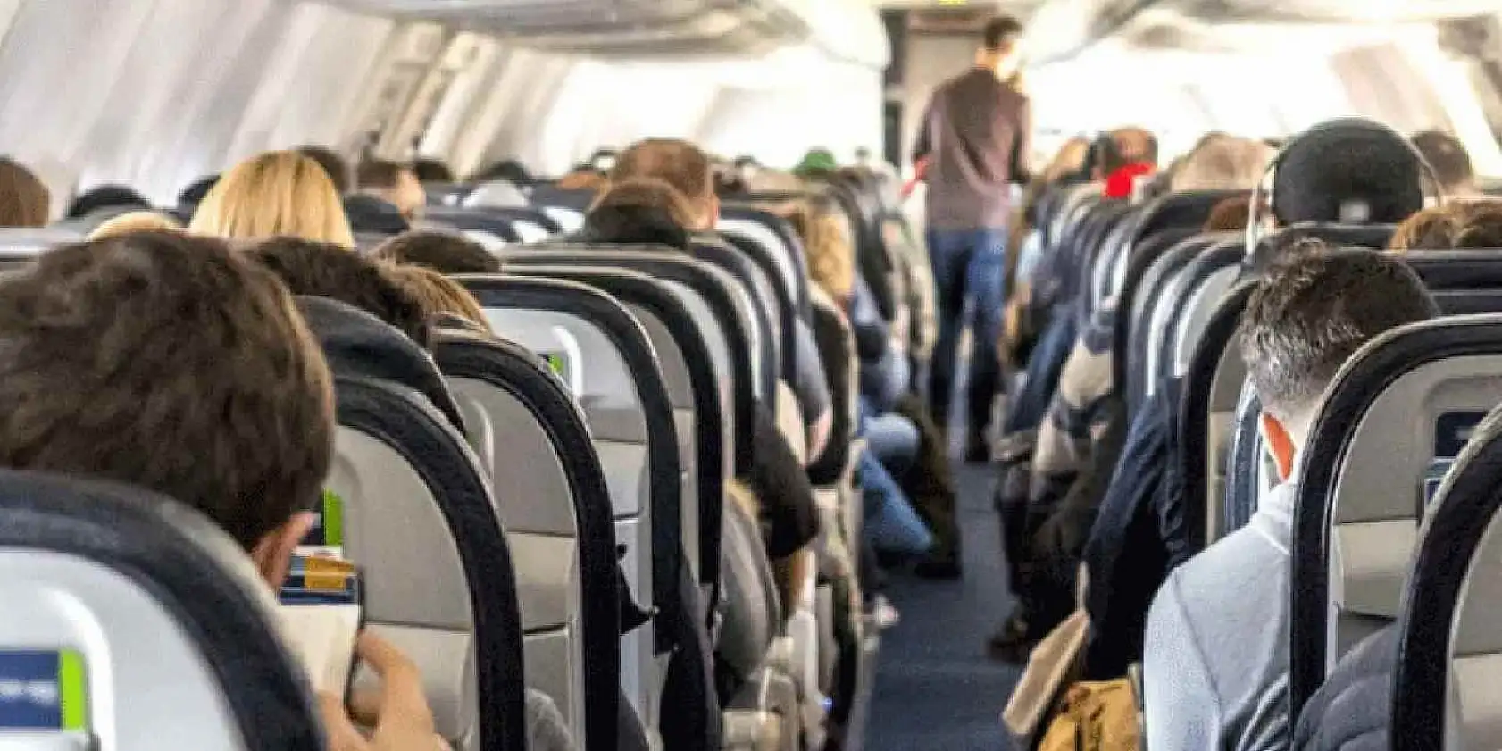 Yeni düzenlemeyle uçakta ayağa kalkana para cezası verilecek