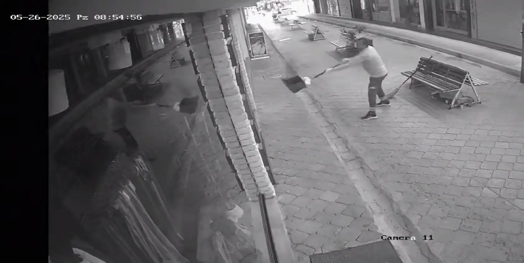 Fethiye'de Temizlik Görevlisinden vefalı davranış, çatıdaki kediyi kurtardı