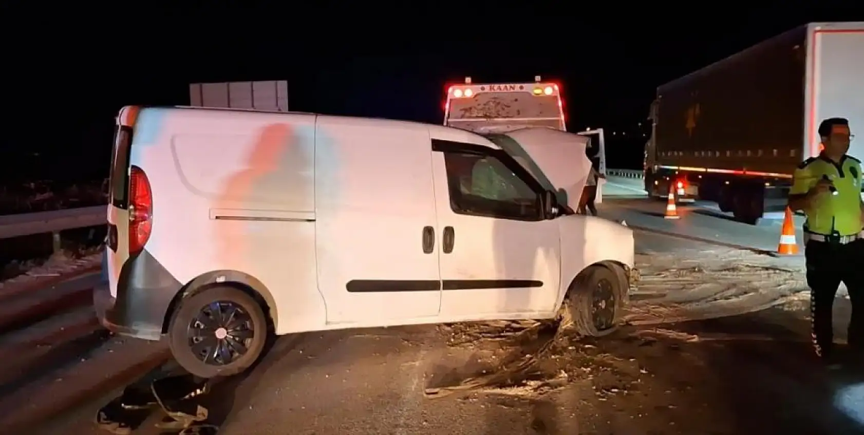 Hafif Ticari Araç Bariyerlere Çarptı: 1ölü, 1 yaralı